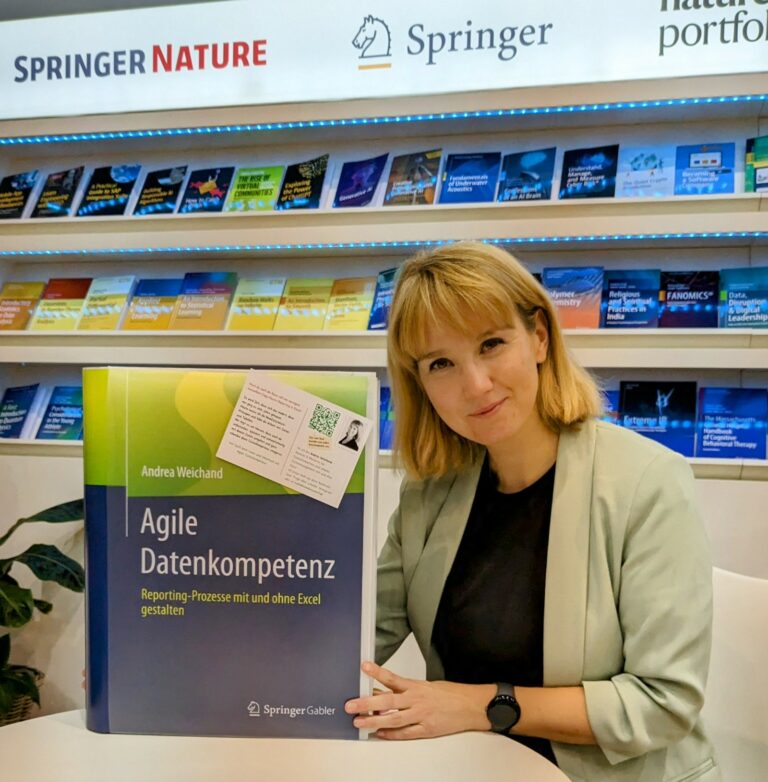 Andrea Weichand mit Buch Agile Datenkompetenz